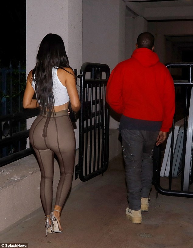Kim Kardashian khoe vong 3 lo lieu bong mat nguoi nhin-Hinh-5